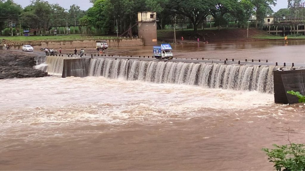 Kolhapur : शिंगणापूर बंधाऱ्याला धोका, धोकादायक वाहतूक सुरुचं Kolhapur Rain News Danger to Shingnapur construction