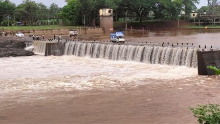 Kolhapur : शिंगणापूर बंधाऱ्याला धोका, धोकादायक वाहतूक सुरुचं Kolhapur Rain News Danger to Shingnapur construction