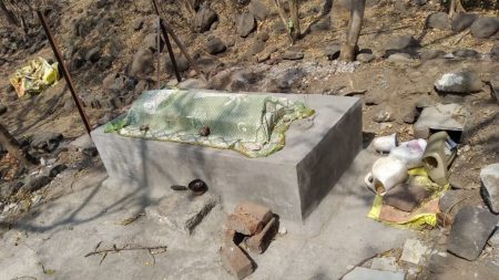 Satara News : वर्धनगडावरील कबरीभोवतीचे अतिक्रमण पोलीस बंदोबस्तात हटवले encroachment around Vardhangad removed in police order