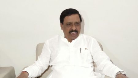 पुन्हा शिवसेनेत येण्यासाठी शिंदे गटातील 8 ते 10 आमदार संपर्कात- विनायक राऊत Vinayak Raut