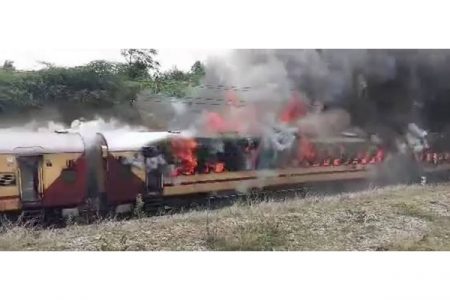 तेलंगणात ‘बर्निंग ट्रेन’चा थरार