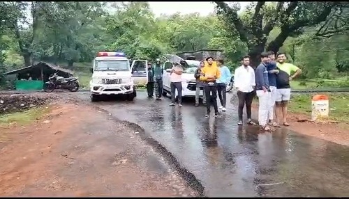बर्की धबधबा पहायला गेलेले 20 पर्यटक अडकले; या मार्गावर पोलीस बंदोबस्त तैनात 20 tourists who went Barki Falls