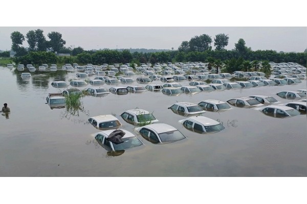 350 cars in water in flood in Noida