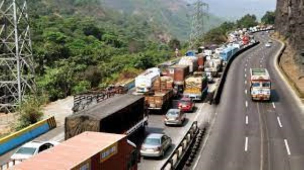 Pune-Mumbai Expressway closed for two hours in the afternoon