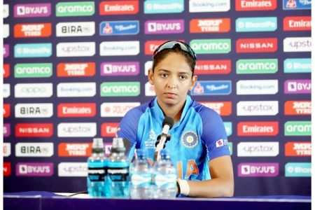 पंचाशी वाद पडला महागात, हरमनप्रीतवर आयसीसीची कारवाई Argument with umpire expensive, ICC action against Harmanpreet