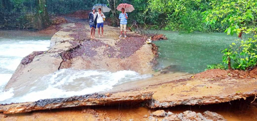 केलोली येथील पूल कोसळला The bridge at Keloli collapsed