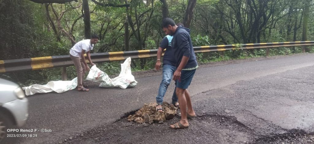 Dangerous pothole near Jamboti repaired with Shramdan