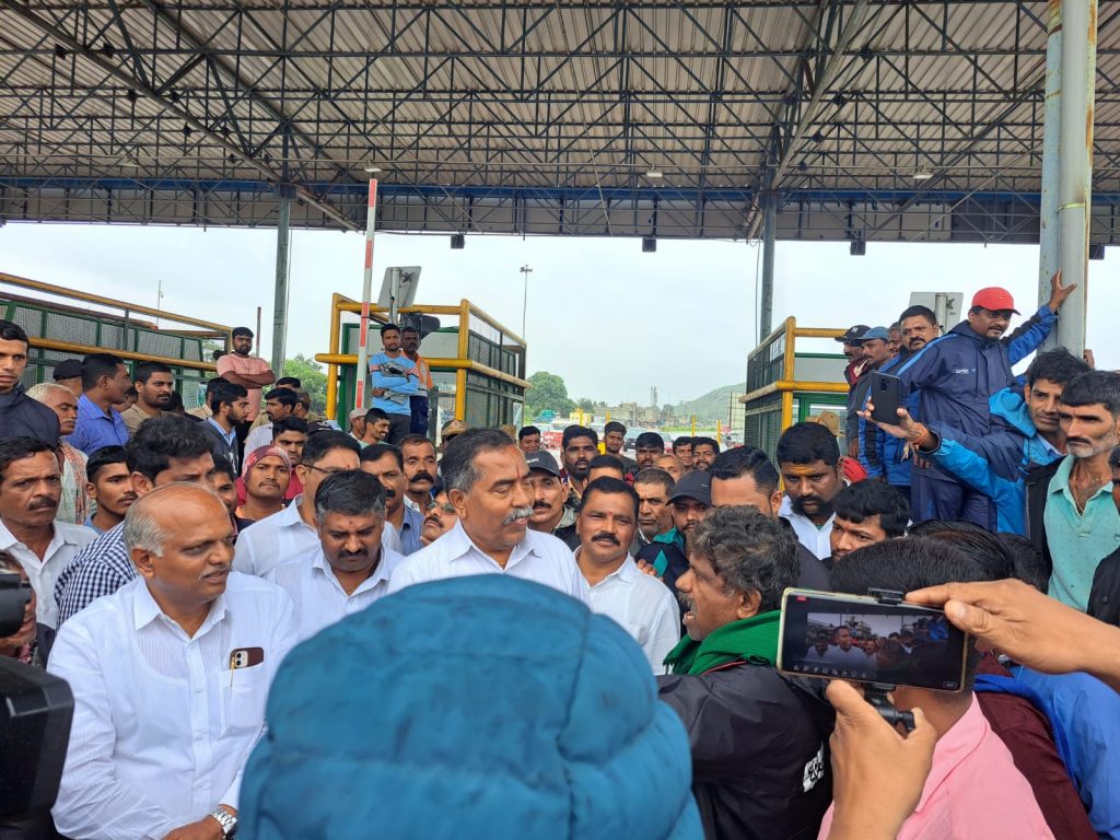 गणेबैल येथे सुरु असलेली टोलवसुली उधळली The ongoing toll collection at Ganebail was foiled