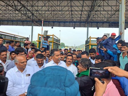 गणेबैल येथे सुरु असलेली टोलवसुली उधळली The ongoing toll collection at Ganebail was foiled