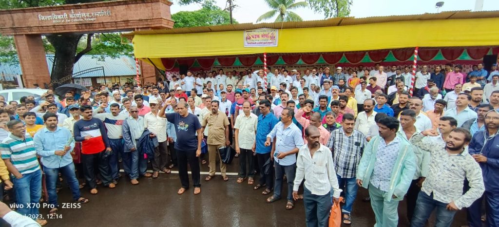 बँकाच काय…वेळ पडल्यास मंत्र्यांनाही घेराव घालणार