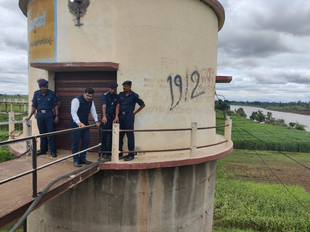 एनडीआरएफच्या जवानांसोबत चिकोडी उपविभागातील पूर सज्जता बैठक ; प्रांताधिकाऱ्यांची पूर प्रवण क्षेत्राची पाहणी