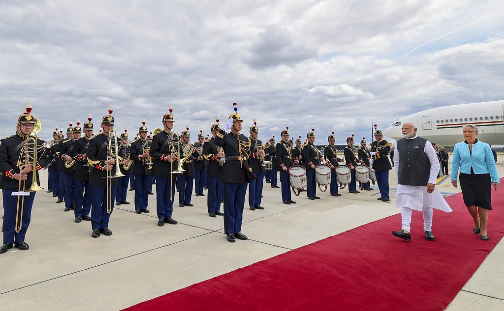 पंतप्रधान मोदींचे फ्रान्समध्ये ‘गार्ड ऑफ ऑनर’ने स्वागत Prime Minister Modi welcomed in France with a 'guard of honour'