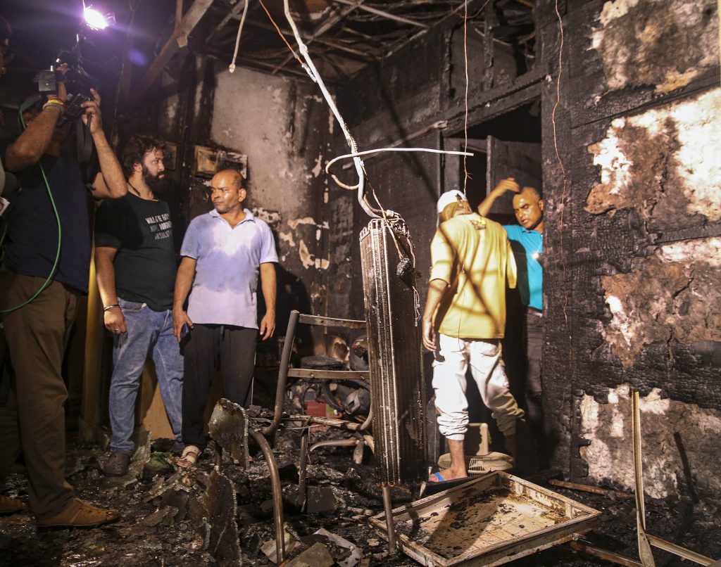 नोयडा येथे मॉल आगीच्या भक्ष्यस्थानी Mall fire in Noida