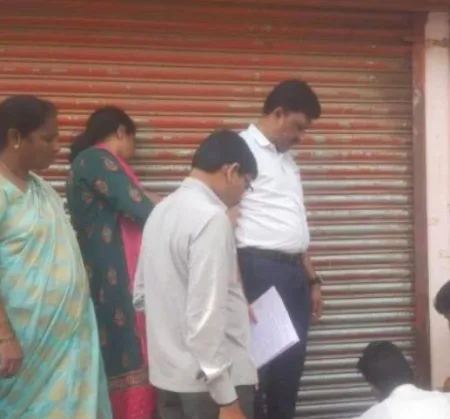 गृहलक्ष्मीसाठी पैसे उकळणाऱ्या ग्राम-वन केंद्राला टाळे; अटक athani gram one centre seized