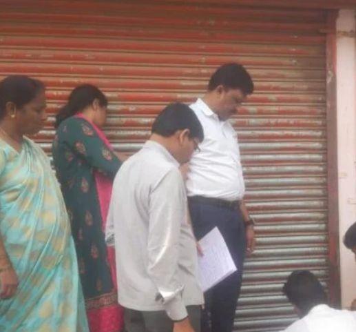 गृहलक्ष्मीसाठी पैसे उकळणाऱ्या ग्राम-वन केंद्राला टाळे; अटक athani gram one centre seized