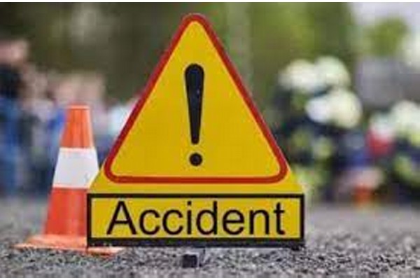 बस स्टॉपवर उभ्या महिलांना भरधाव कारने चिरडले