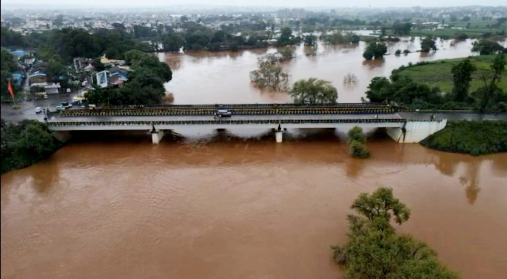 पंचगंगा नदीने अखेर इशारा पातळी गाठली; कोल्हापूरवर महापूराचे संकट Panchganga river Kolhapur