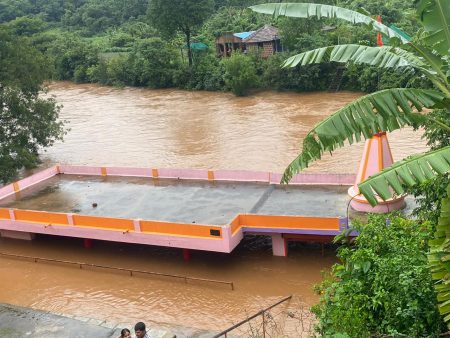 हब्बनहट्टी येथे मलप्रभा नदीत असलेले श्री स्वयंभू मारुती मंदिर पाण्याखाली