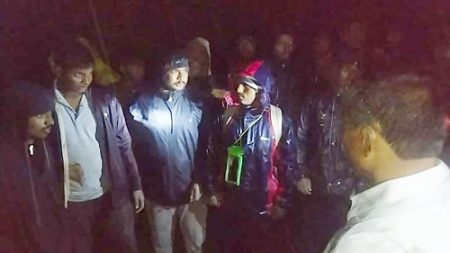 रांगणा किल्ल्यावर पर्यटनासाठी गेलेले पर्यटक रात्रभर अडकले; स्थानिकांच्या मदतीने बचाव पथकाने केली सुटका Tourists Rangana Fort