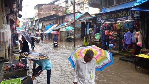 माखजन, आरवली, संगमेश्वर बाजारपेठांमध्ये घुसले पुराचे पाणी; महामार्गावरील आरवली पूल वाहतुकीसाठी बंद Sangameshwar markets Aravali bridge highway traffic