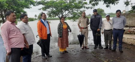 Collector Nitesh Patil while inspecting the increase in water level of river Virganga