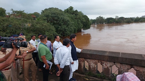 मुख्यमंत्री हे कोल्हापूरच्या परिस्थीतीकडे लक्ष ठेवून; स्थलांतर होण्यास नागरीकांनी सहकार्य करावे-पालकमंत्री Guardian Minister Deepak Kesarkar