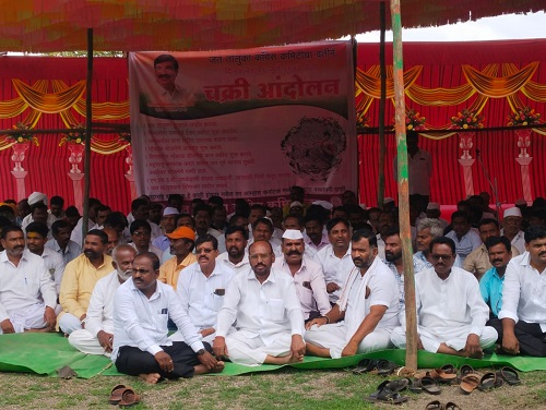 दुष्काळ जाहीर करा, नाहीतर कर्नाटकात जाण्याची परवानगी द्या; संख येथे दुष्काळ प्रशनी काँग्रेसचे चक्री उपोषण Declare a famine or else allow passage into the karnatac Congress