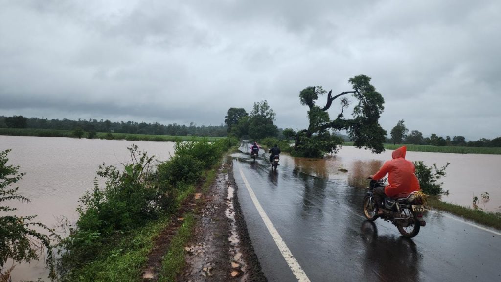 बेळगाव वेंगुर्ला मार्गावरील पाणी ओसरले Water receded on Belgaum Vengurla Road