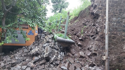 Kolhapur Breaking : ऐतिहासिक खासबाग मैदानाची भिंत पडली; महिलेचा मृत्यू Kolhapur Breaking Historic Khasbag Maidan