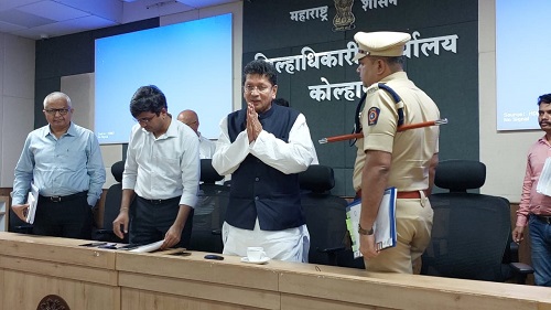 Kolhapur : स्थलांतरित लोकांना उद्या घरी सोडणार; उद्यापासून शाळा सुरू; पालकमंत्र्यांच्या आढावा बैठकीत निर्णय Migrants will be released home Guardian Minister