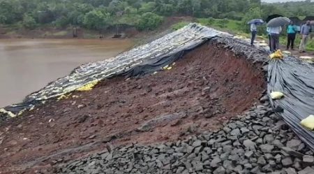 कळवंडे धरणाच्या एका बाजूचा दगडी भराव कोसळला; निकृष्ट कामामुळे भराव कोसळल्याच्या ग्रामस्थांचा आरोप Kalwande dam collapsed