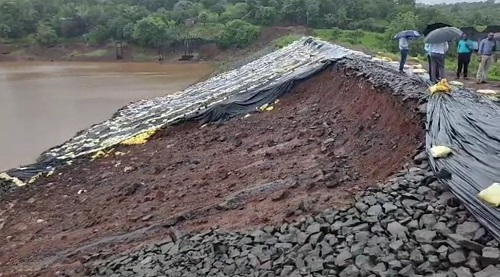 कळवंडे धरणाच्या एका बाजूचा दगडी भराव कोसळला; निकृष्ट कामामुळे भराव कोसळल्याच्या ग्रामस्थांचा आरोप Kalwande dam collapsed