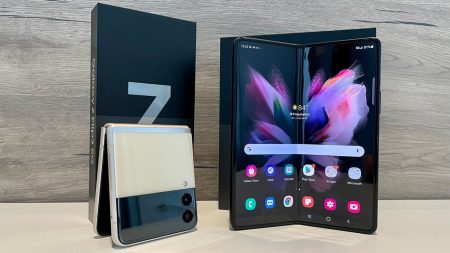 सॅमसंग गॅलेक्सी झेड फोल्ड स्मार्टफोन भारतात सादर Samsung Galaxy Z Fold smartphone launched in India