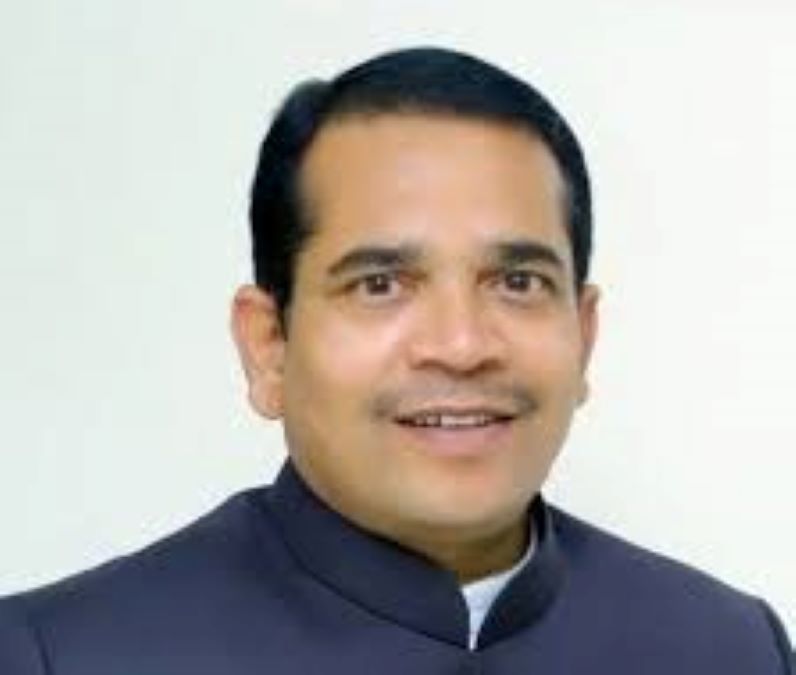 आ. अभिमन्यू पवारांच्या विरोधात 68 गावं एकवटली, पुतळा जाळला Agitation against Abhimanyu Pawar