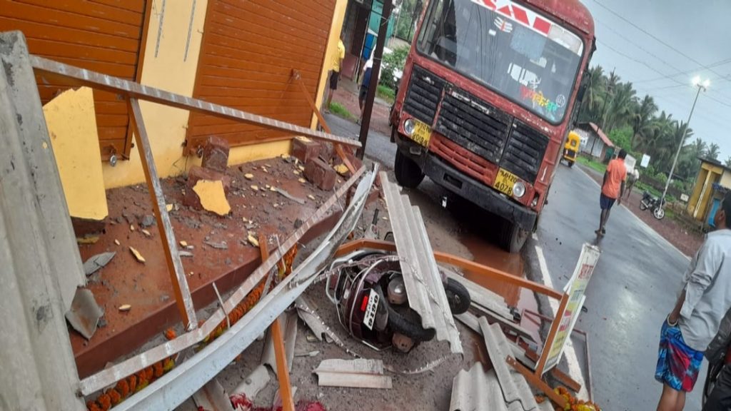 जामसंडे येथे एसटी व दुचाकीमध्ये भीषण अपघात