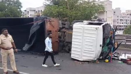 बेंगळूर मार्गावरील नवले पूल परिसरातील अपघात सत्र सुरूच Accident session continues in Navale Bridge The truck overturned