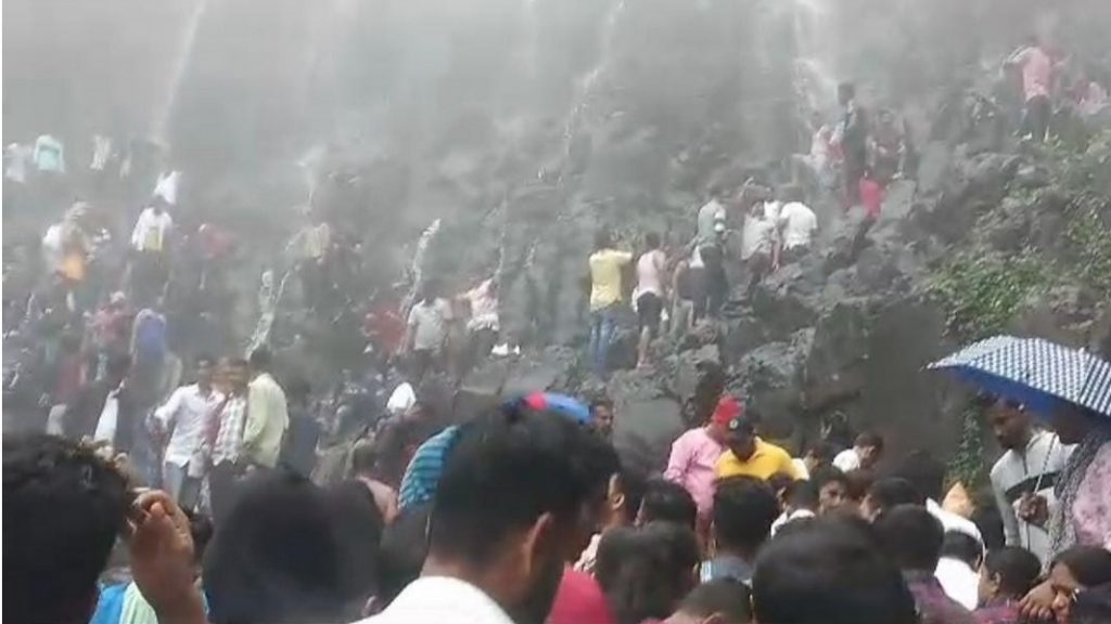 आंबोलीत तूफान गर्दी । हजारो पर्यटक आंबोलीत