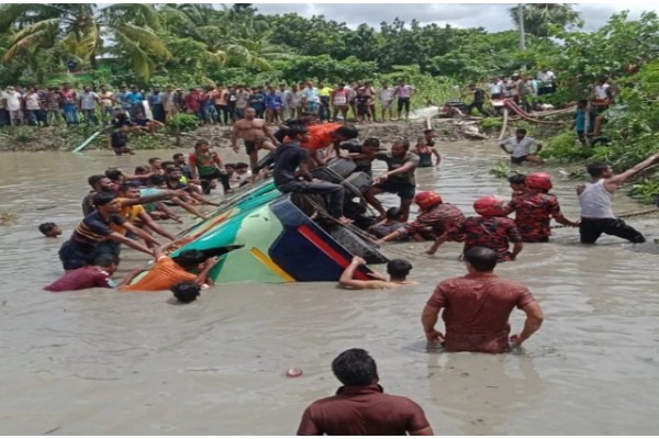 Bus falls into lake in Bangladesh, 17 killed