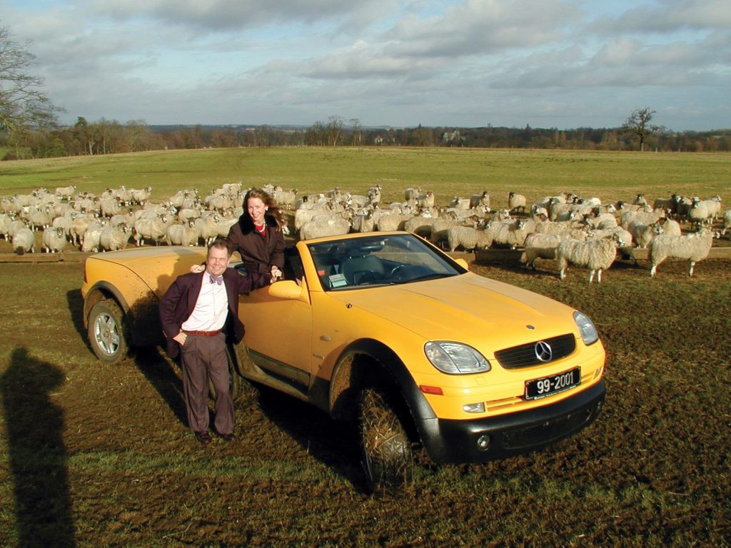 पती-पत्नीची कारमधून ११६ देशांची सैर Husband and wife travel to 116 countries by car