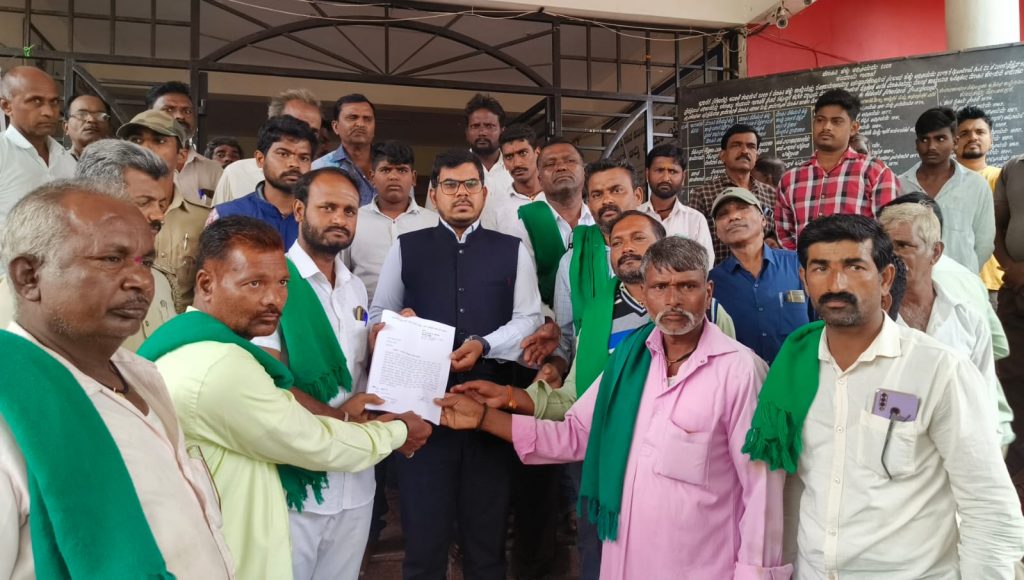 वाळलेल्या पिकांची भरपाई शेतकऱ्यांना द्यावी मंजुनाथ परगौडा यांचे प्रांताधिकाऱ्यांना निवेदन farmers should be compensated for the withered crops