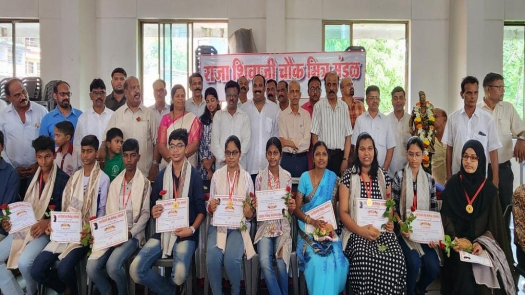 राजा शिवाजी चौक मित्रमंडळातर्फे सावंतवाडीत गुणवंतांचा सत्कार !