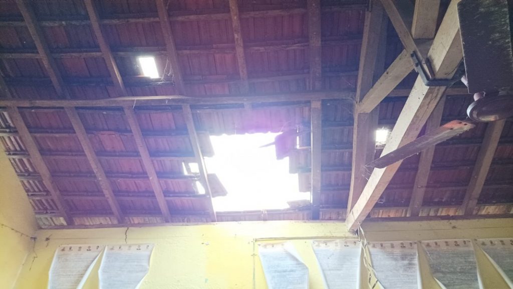 कुडाळातील उपवडे शाळा नं. १ च्या ईमारतीचे छप्पर कोसळले