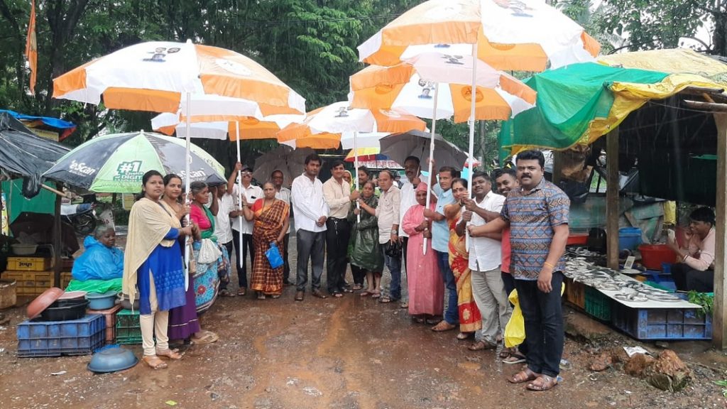 साटेली – भेडशीत महिला आणि व्यापाऱ्यांना मोठ्या छत्र्यांचे वाटप !