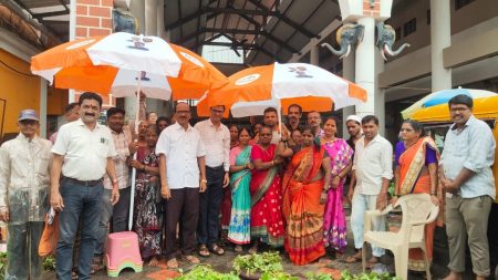 शिक्षणमंत्री दीपक केसरकर यांच्या वतीने वेंगुर्ल्यात भाजीविक्रेते व व्यापाऱ्यांना छत्र्यांचे वाटप