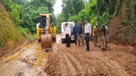 बावळाट येथील खचलेल्या जिल्हामार्गाच्या डागडुजीचे काम सुरू
