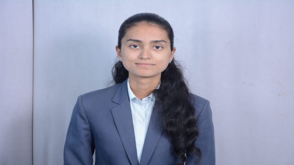 दिव्या काकतकर बीएमएस परीक्षेत जिल्ह्यात प्रथम