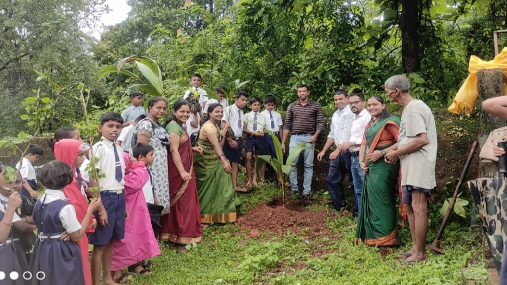 ग्रामपंचायत घोटगेवाडीच्या वतीने शाळेत कृषी दिनानिमित्त वृक्षारोपण