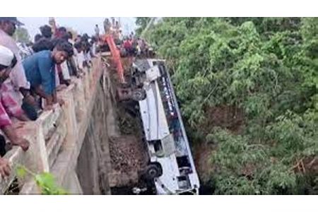 आंध्रप्रदेशात कालव्यात कोसळली बस, 7 ठार