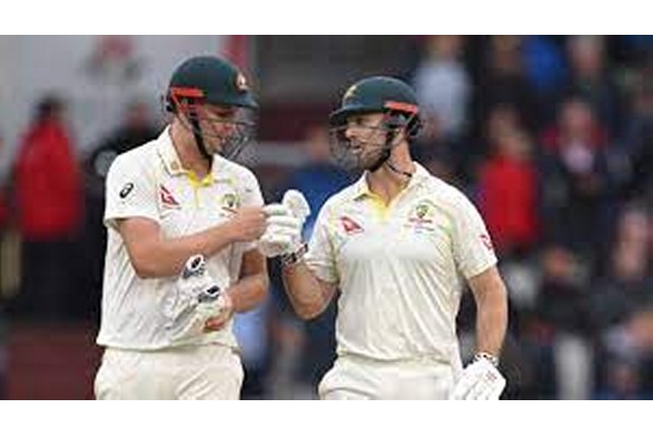 ऑस्ट्रेलियाने अॅशेस राखले The fourth Test between the two teams ended in a draw on the final day of play in the five-match Test series between hosts England and Australia on Sunday. The last day of play in this match was lost due to rain. Australia took a 2-1 lead over England in this series