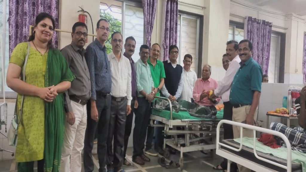 सुनील राऊळ यांच्या वाढदिवसानिमित्त उपजिल्हा रुग्णालयात फळवाटप कार्यक्रम